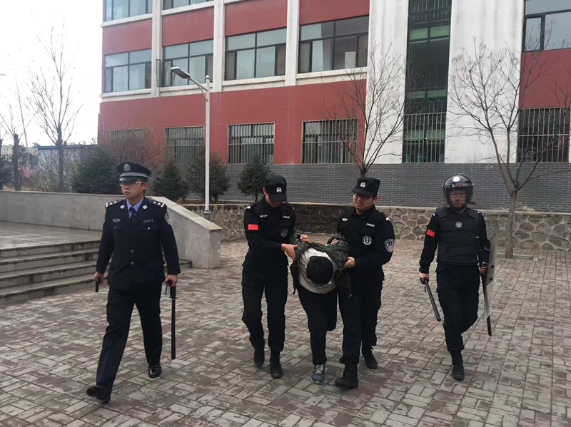 我校举办“高仿真”消防演练和反恐演练