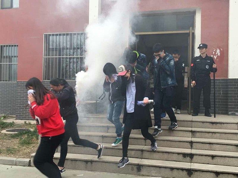 我校举办“高仿真”消防演练和反恐演练